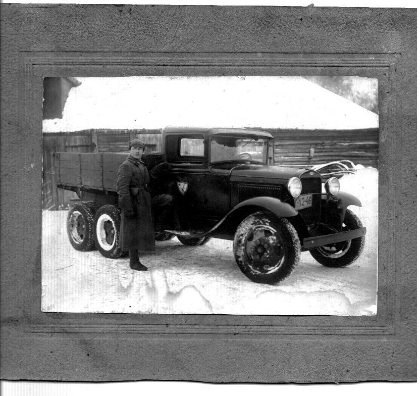 Фотография военнослужащего НКВД у автомобиля 1933 год, СССР.
