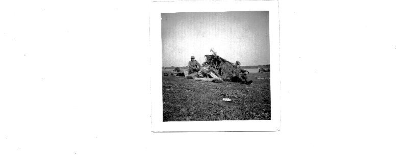 Фото немецких военнослужащих у шалаша периода ВОВ.