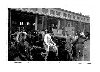 Фото немецких солдат у гаража, Германия.