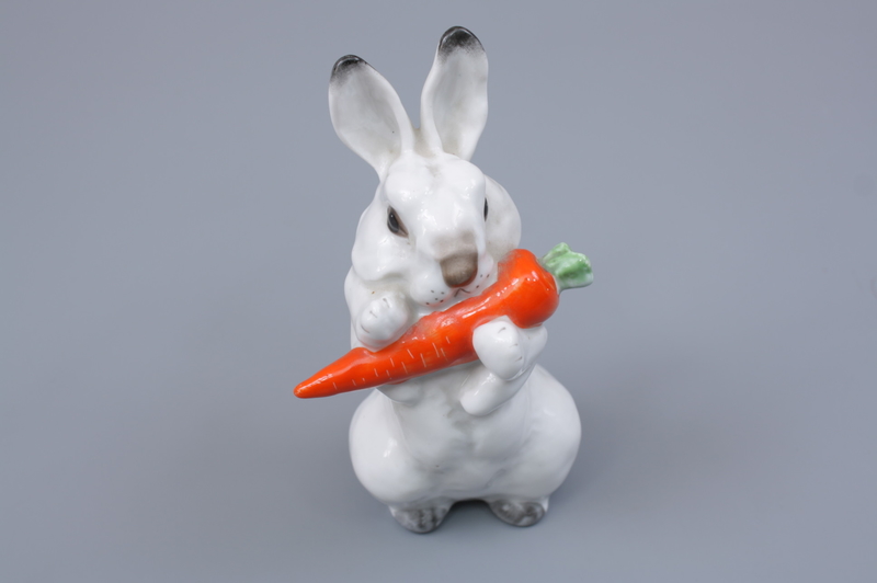 Фарфоровая скульптура "Заяц с морковкой" ЛФЗ. 
