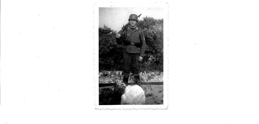 Военное фото немецкого солдата с карабином.