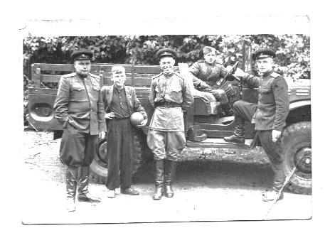Фото офицеров Красной Армии у автомобиля, СССР.