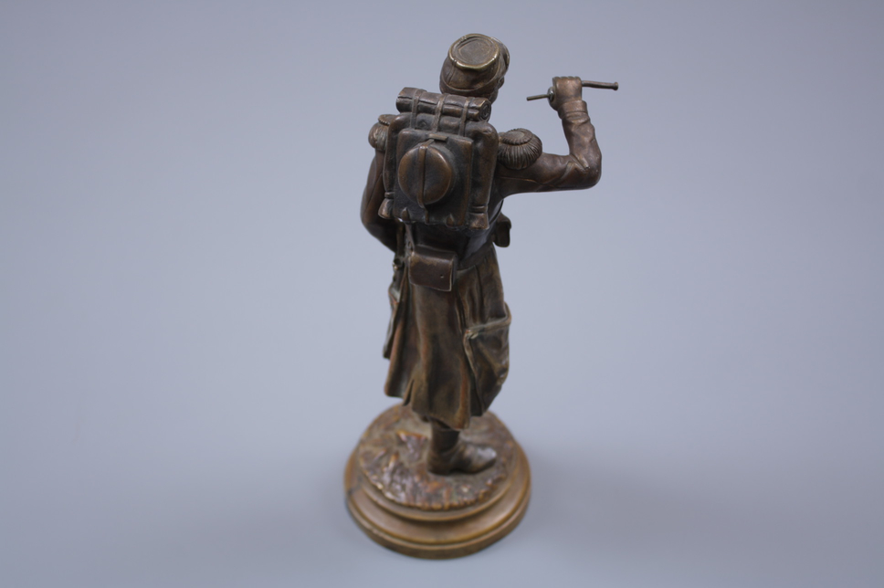 Скульптура французского солдата  бронзовая. 