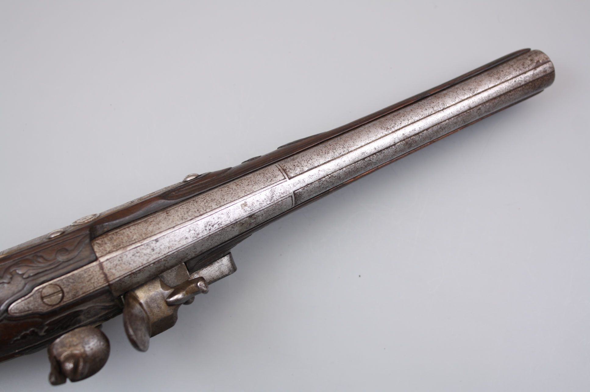 Пара кремневых пистолетов мастера  F, Palestrino, первая половина 18-го века, Северная Италия.