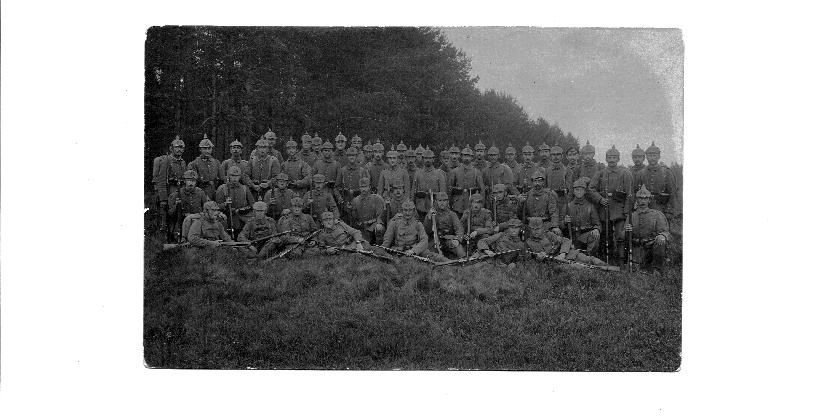 Почтовая карточка с фотографией военнослужащих в пикельхеймах. Почтовая карточка с фотографией военнослужащих в пикельхеймах.