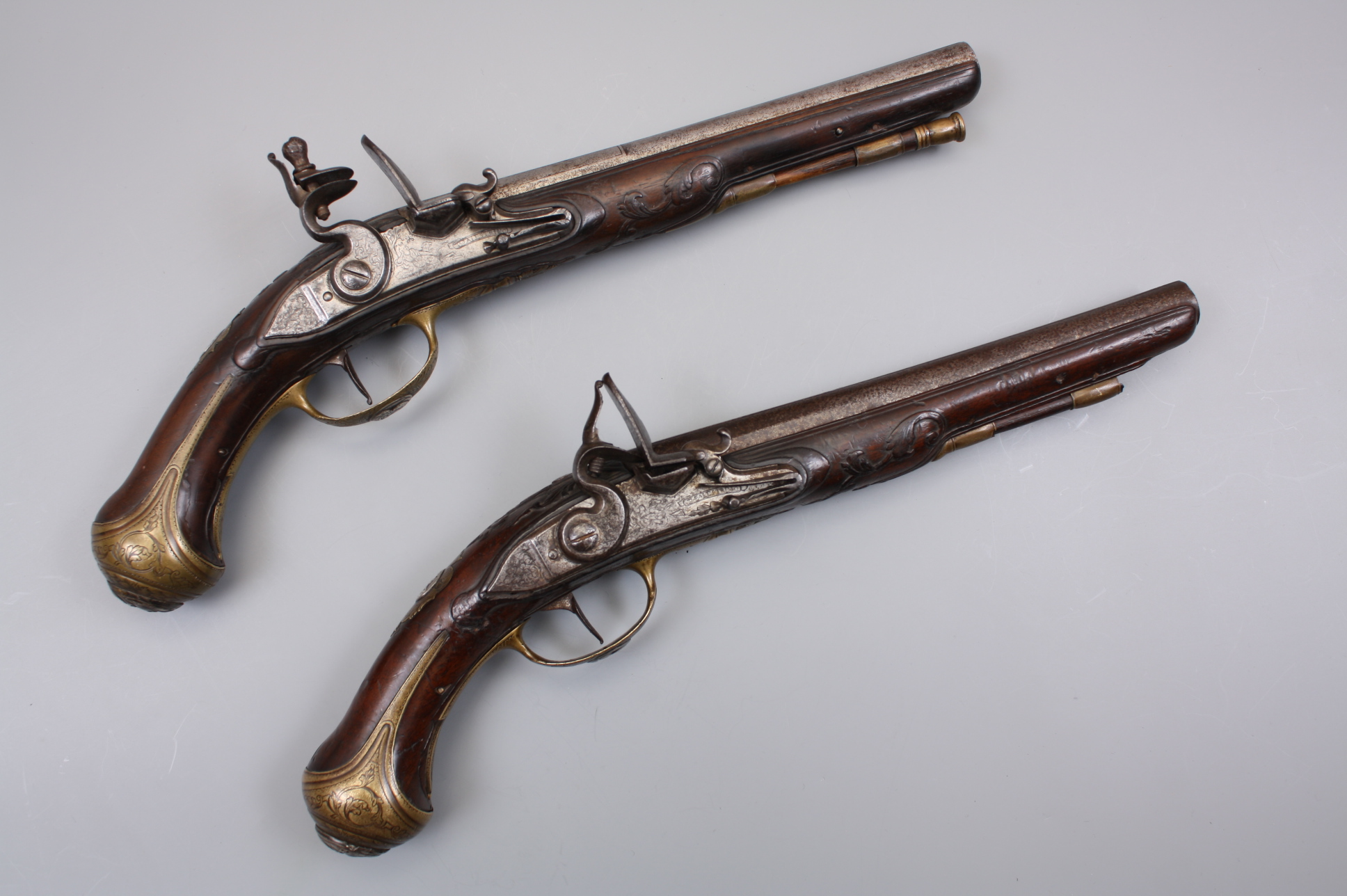 Пара кремневых пистолетов мастера  F, Palestrino, первая половина 18-го века, Северная Италия.