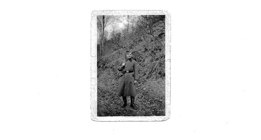 Фото немецкого солдата в лесу.