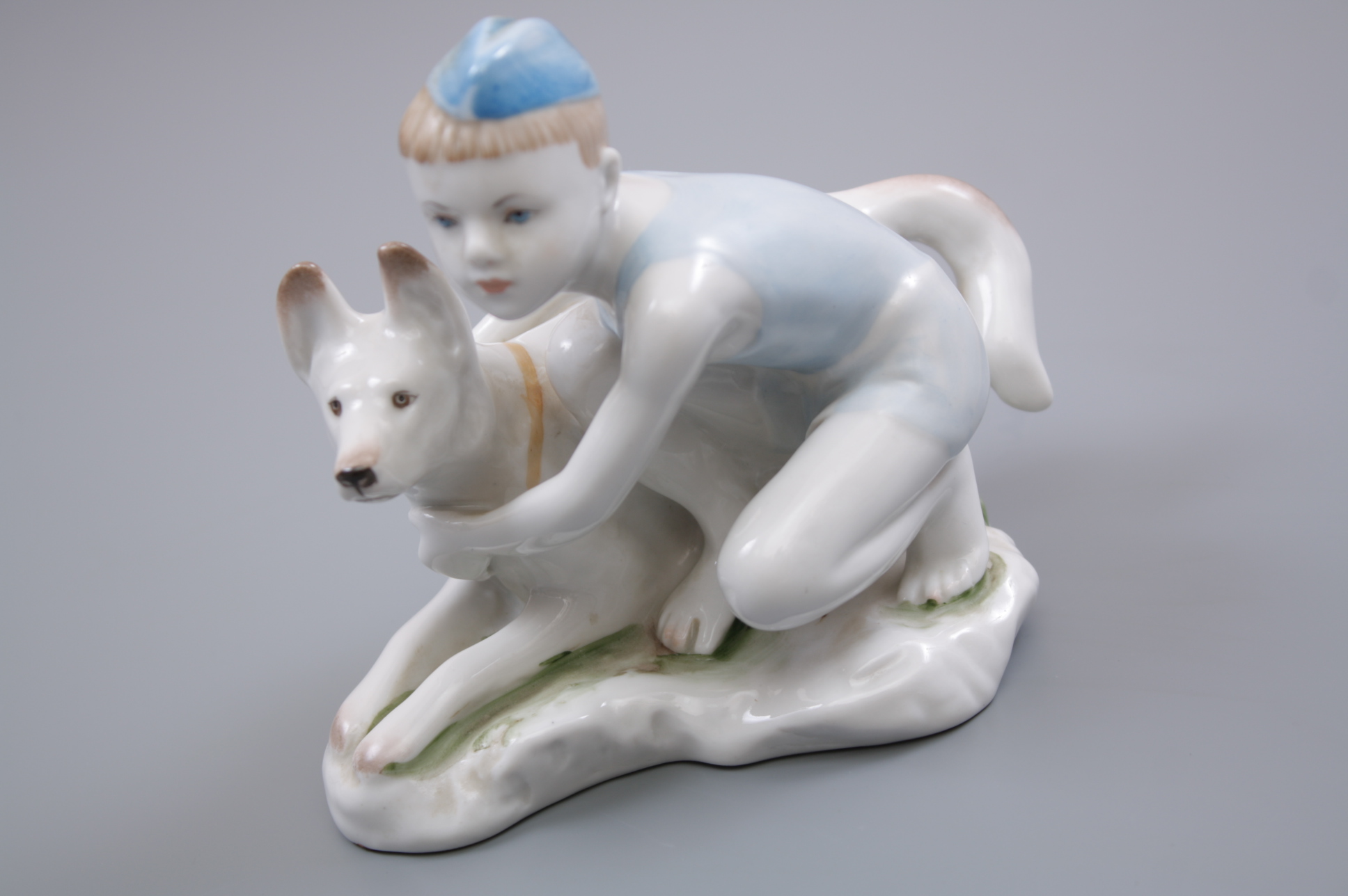 Фарфоровая статуэтка "Мальчик с собакой" 1952 год, СССР, ЛФЗ.