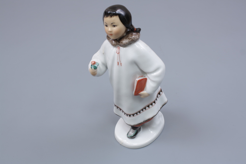 Фарфоровая статуэтка "Девочка якутка с цветком и книгой", ЛФЗ. 