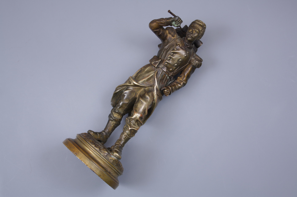 Скульптура французского солдата  бронзовая. 