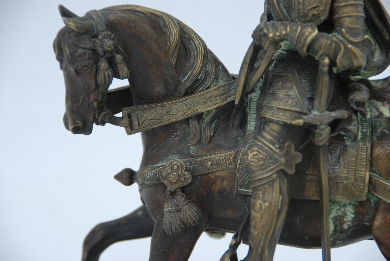 Бронзовая скульптура средневекового рыцаря на коне 18 век, Западная Европа.